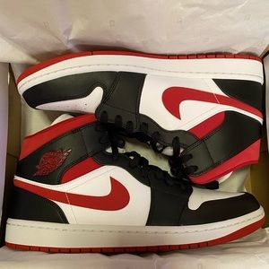 Jordan 1 mid white/black/gym red